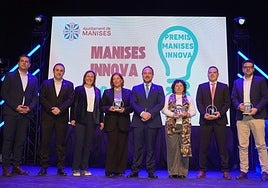 Foto de familia de los premiados con el alcalde de Manises, Javier Mansilla.