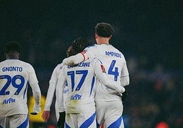 Ramazani y Ampadu jugando en el Leed United Fotball Club.