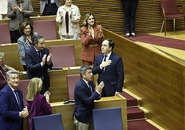 Pérez Llorca agradece los aplausos de la bancada del PP tras su elección.