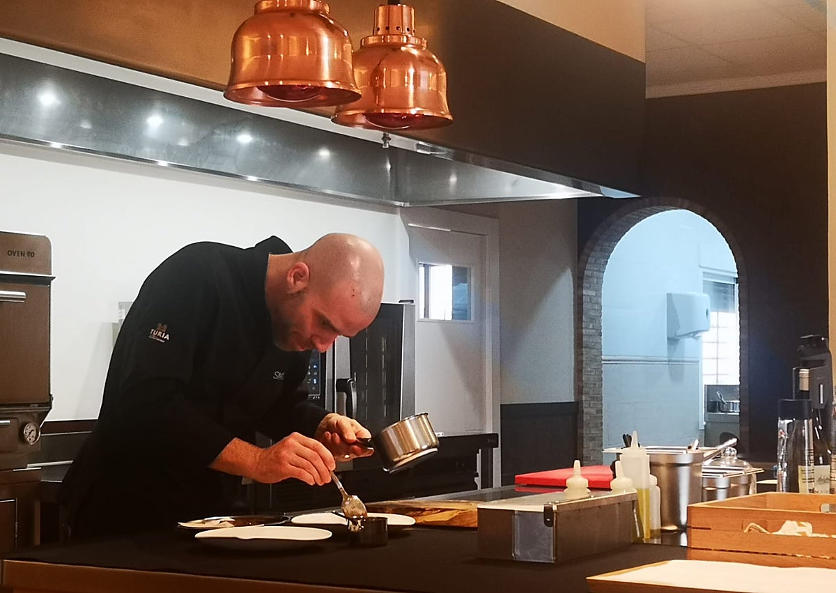 Imagen secundaria 1 - Picho y postre de maíz. Y Roger, trabajando