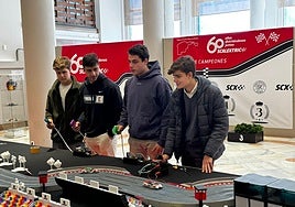 Cuatro jóvenes a los mandos de una pista en el Ateneo Mercantil de Valencia.
