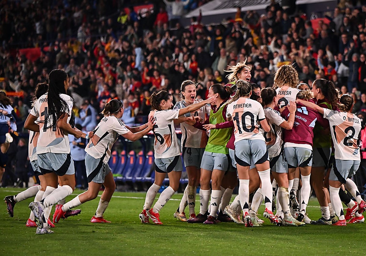 La selección femenina celebra el gol junto a su afición.