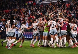 La selección femenina celebra el gol junto a su afición.