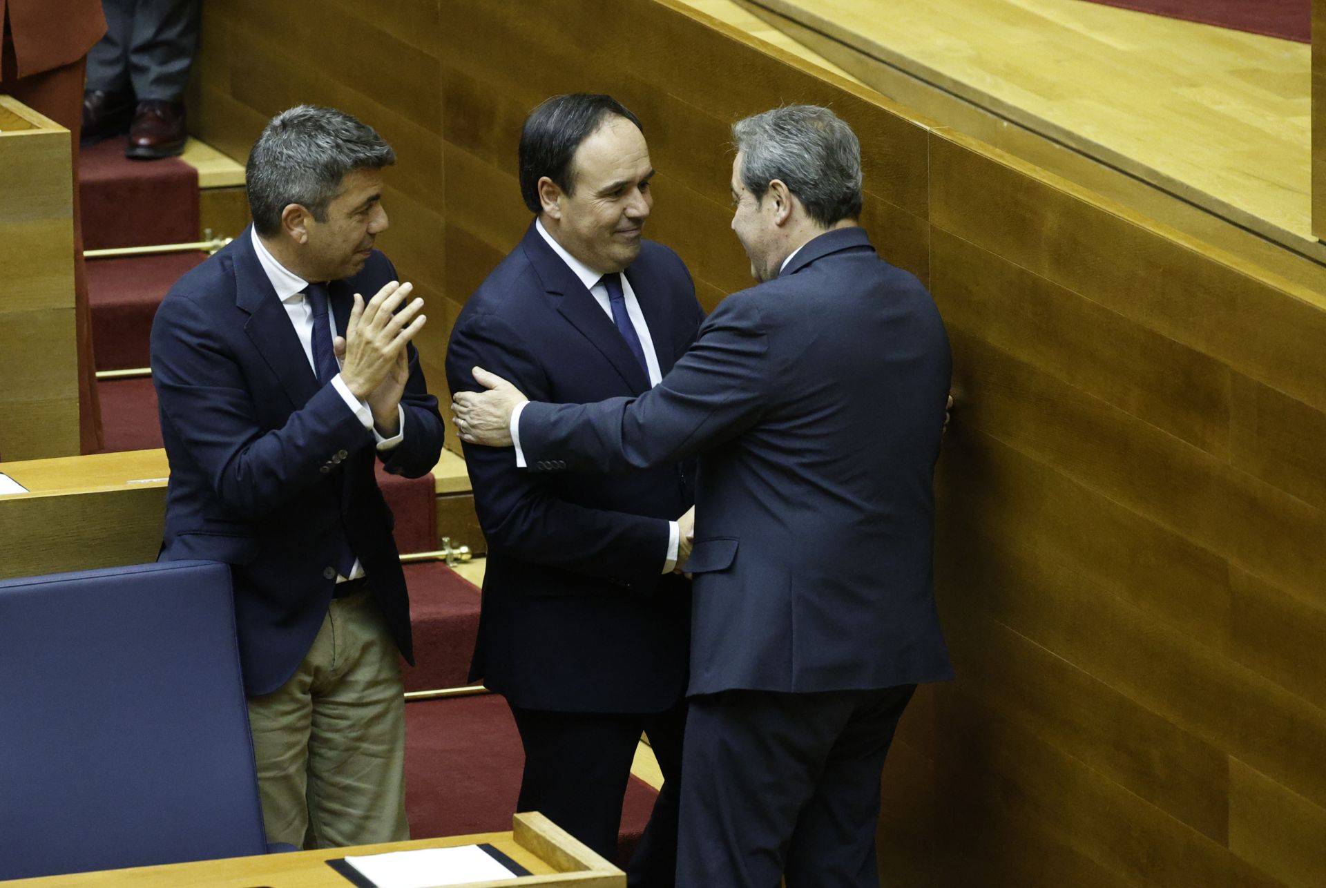 Un policía entra en la clínica con una caja.
