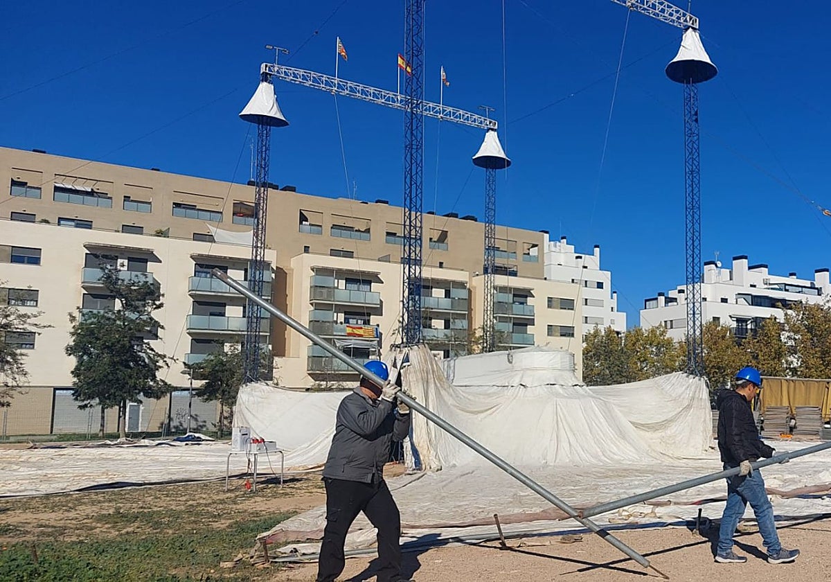 Operarios retirando material en el solar público donde se estaba montando la carpa del Circ de Nadal.