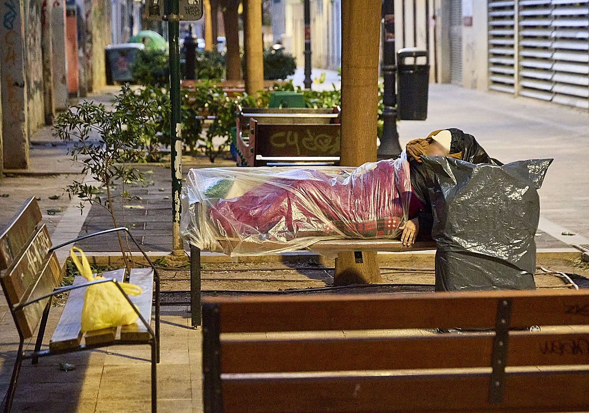 Imagen principal - Pesonas sin hogar en el barrio del Carmen y a espaldas del IVAM.