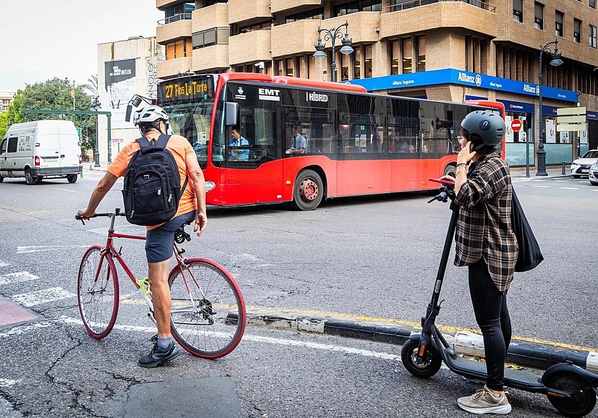 Dos usuarios, en el anillo ciclista del centro de Valencia.