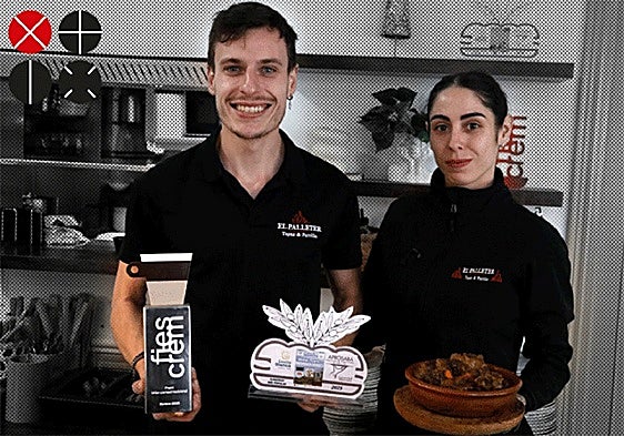 Óscar Gosp y Marta Rojo, los responsables del bar, con los últimos premios.