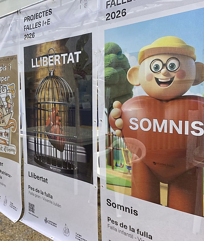 Imagen secundaria 2 - El artista Vicente Julián García y bocetos de fallas experimentales.