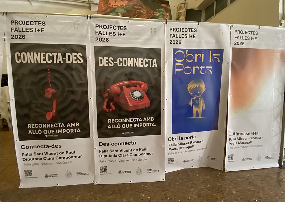 Imagen secundaria 1 - El artista Vicente Julián García y bocetos de fallas experimentales.