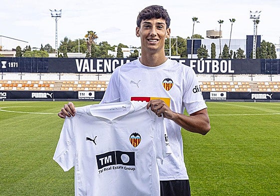 Alejandro Panach, posando con la camiseta del Valencia tras su renovación.