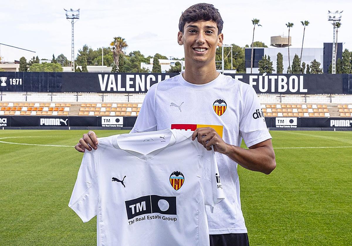 Alejandro Panach, posando con la camiseta del Valencia tras su renovación.
