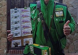 Un vendedor de la ONCE en una imagen de archivo.