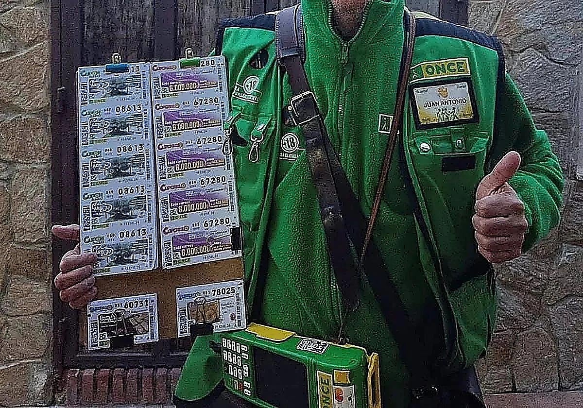 Un vendedor de la ONCE en una imagen de archivo.