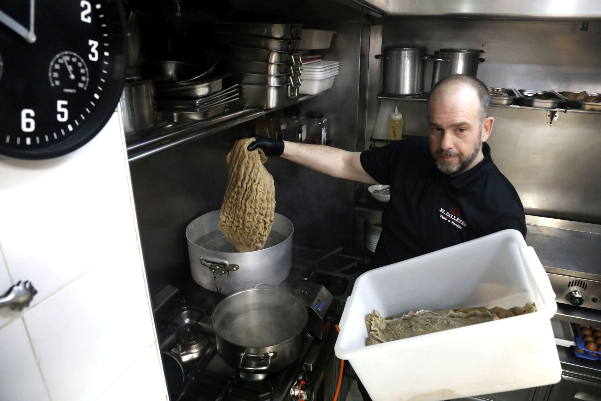 Imagen principal - El jefe de cocina, Stephen, prepara el bull, un grupo de clientes que acude cada día al almuerzo y algunos de los bocadillos que piden los parroquianos.