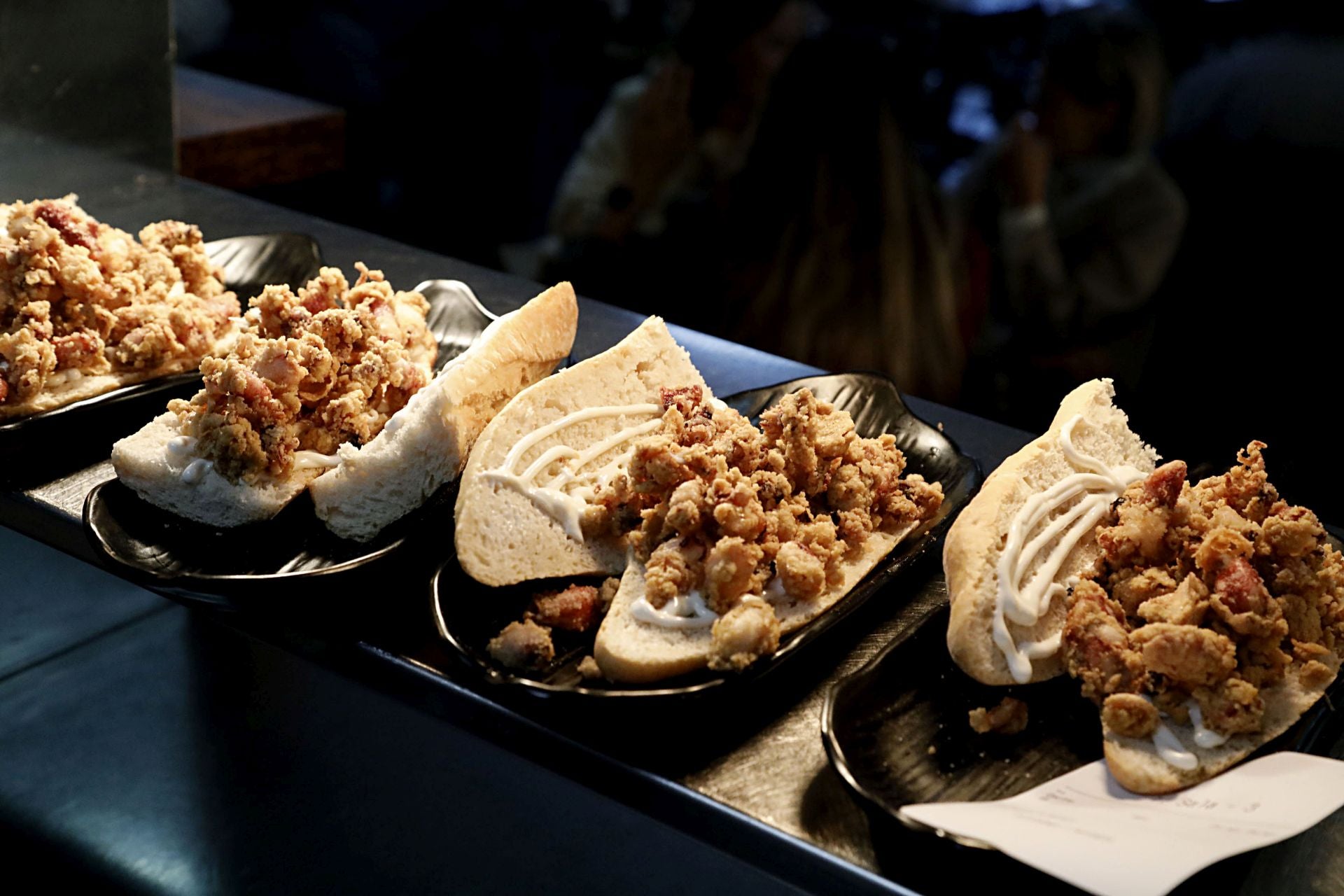 Imagen secundaria 1 - Óscar prepara su cremaet premiado y unos bocadillos de calamares.