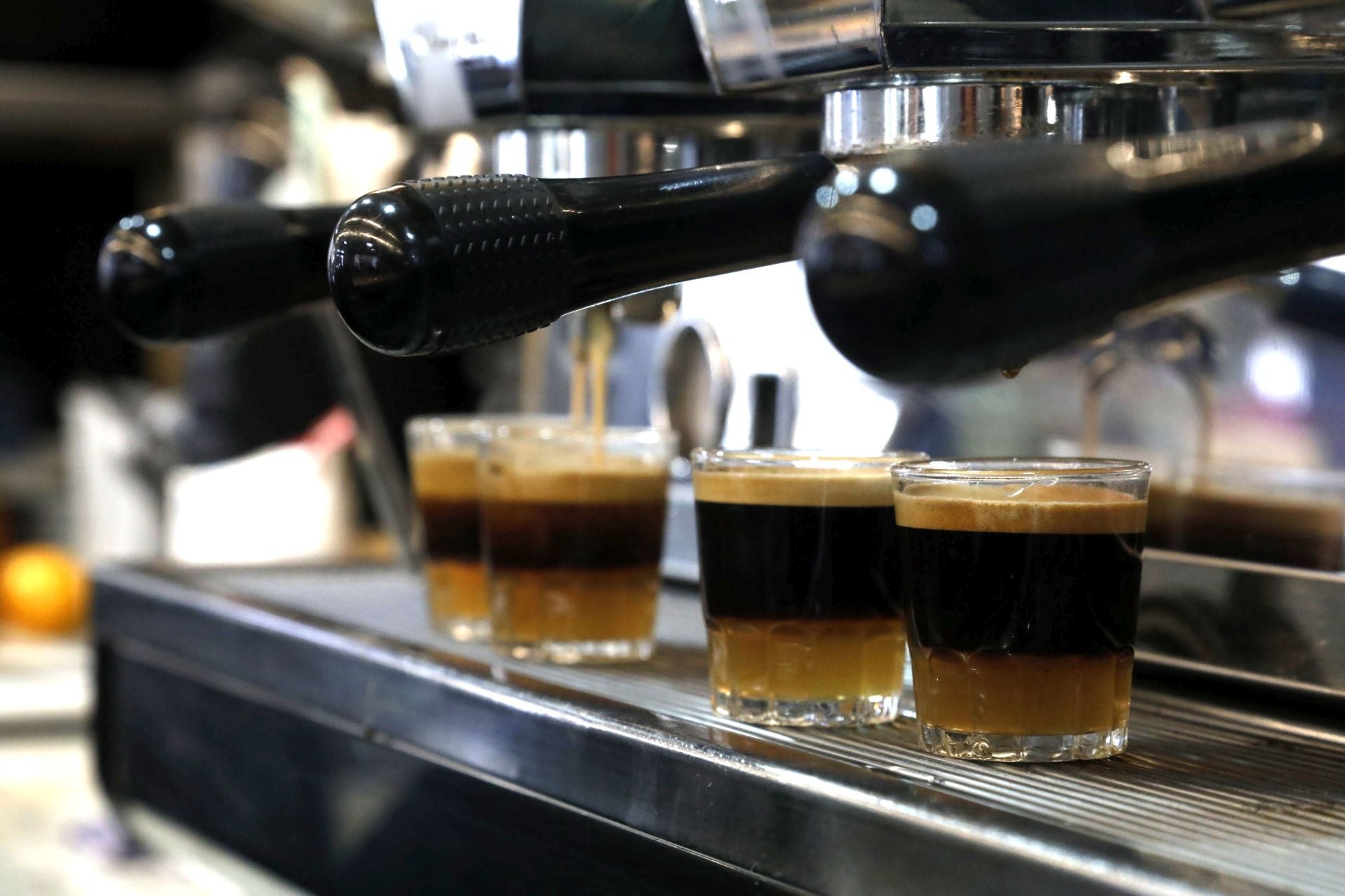 Imagen secundaria 2 - Óscar prepara su cremaet premiado y unos bocadillos de calamares.