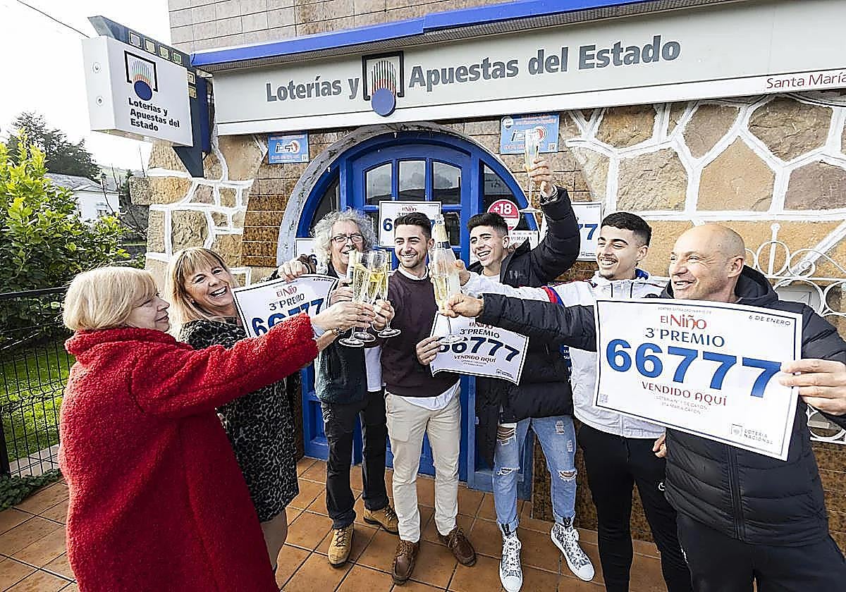 Celebración de un premio de lotería, en una imagen de archivo.
