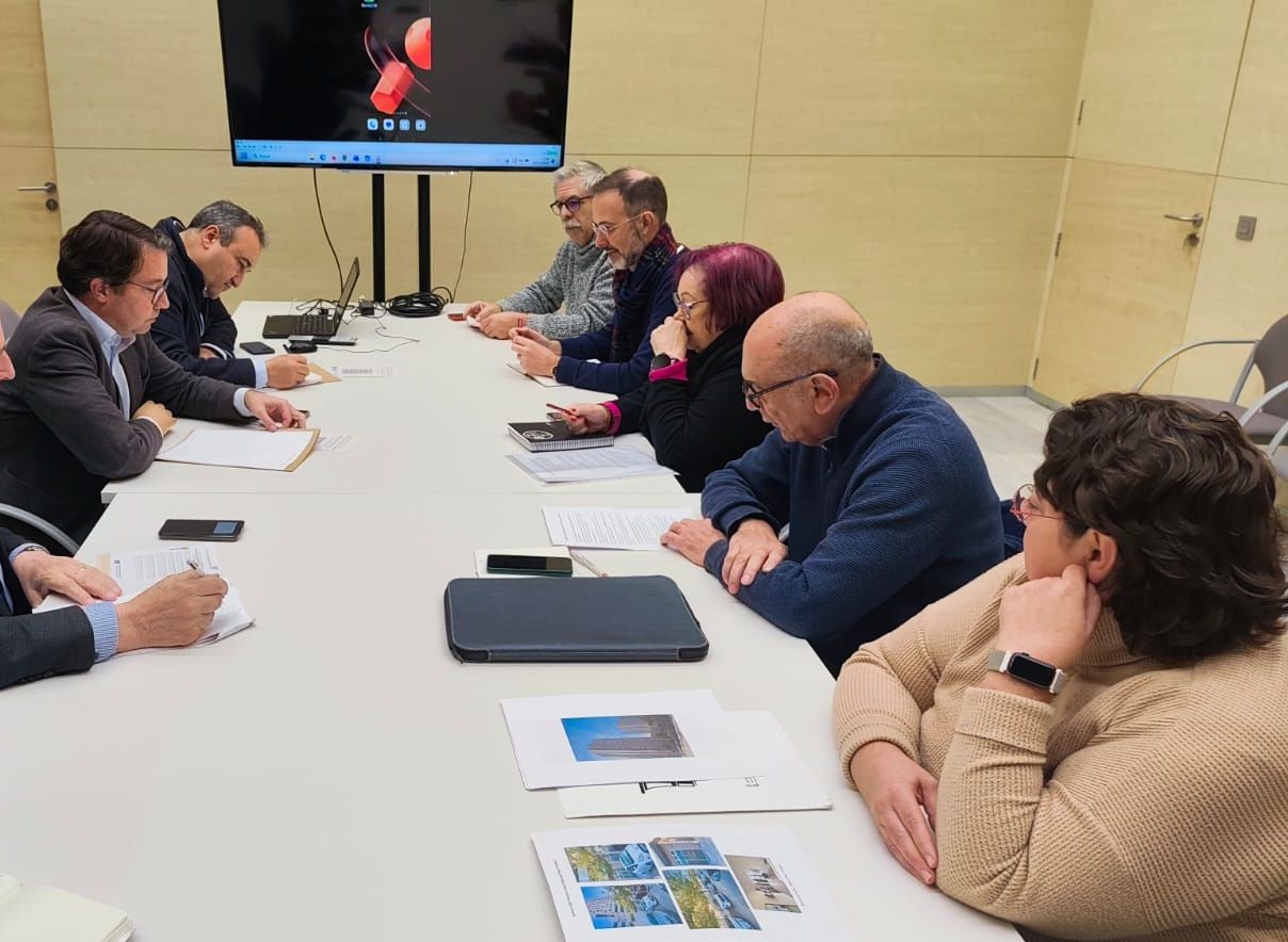 El edil de Urbanismo con los representantes de la Federació d'Associacions Veïnals de València.