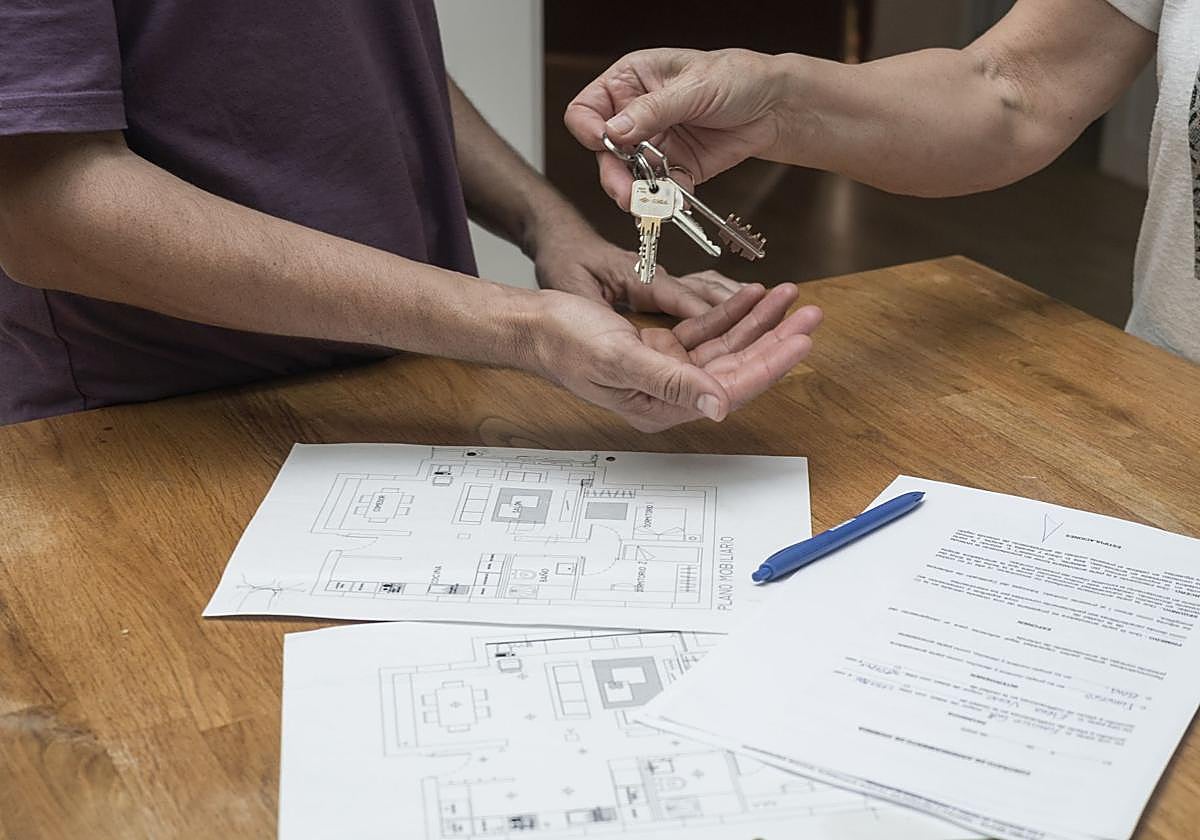 Un propietario recibe las llaves de su casa