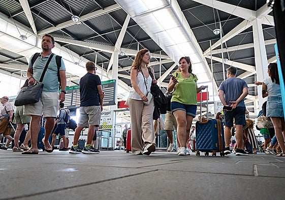 Imagen de varios viajeros en la Estación Joaquín Sorolla