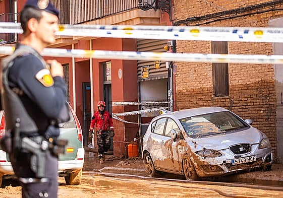 Levantamiento de cadáveres encontrados tras la dana en un garaje de la calle Mariano Brull de La Torre.