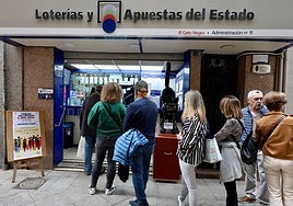 Un grupo de personas hace cola en un despacho de loteria.