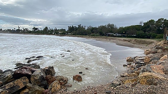 Vecinos de las playas de Sagunto celebran la adjudicación del proyecto de regeneración, pero alertan de las carencias del litoral
