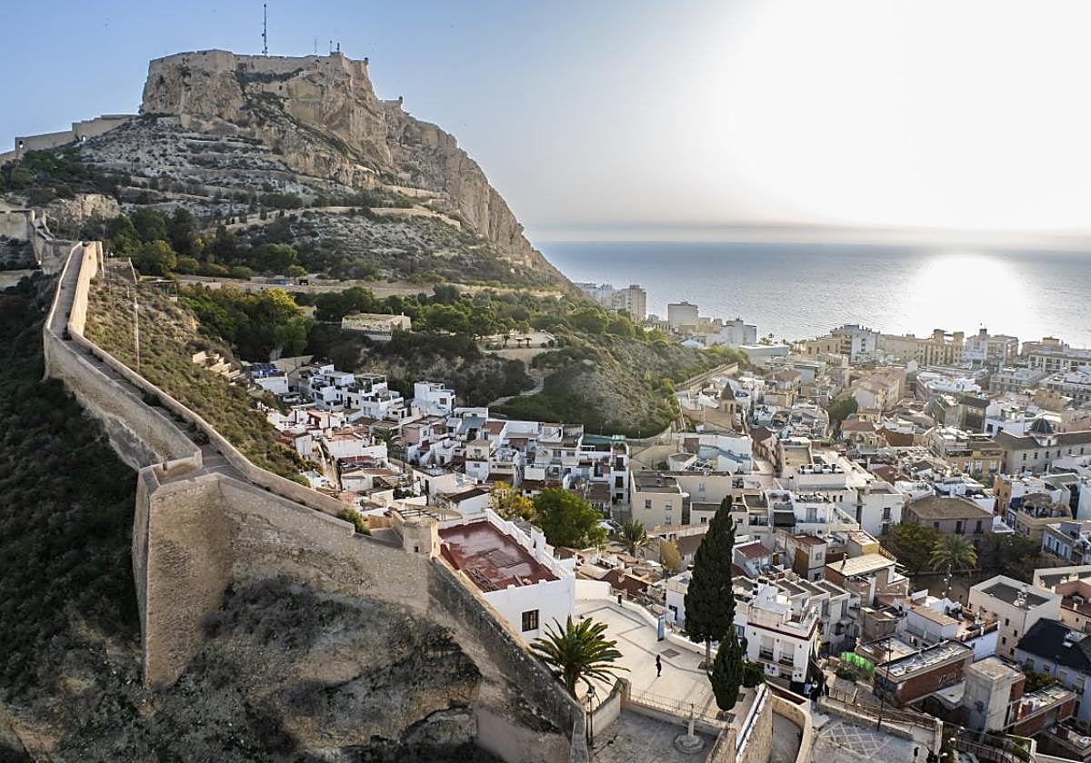 Fachada marítima de Alicante. Atardecer en elPuerto de Alicante.