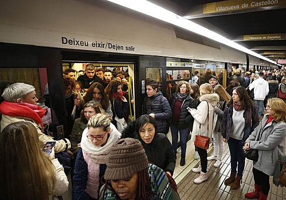 Estación del metro abarrotada de viajeros en Valencia.