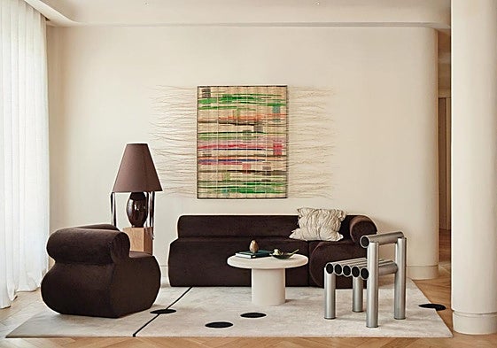 El sofá, la butaca y el cojín han sido diseñados por Sigfrido Serra. La silla es de Malva Studio y la mesa de centro de Arenaa Home. Todos los detalles de esta casa tienen una firma de autor.