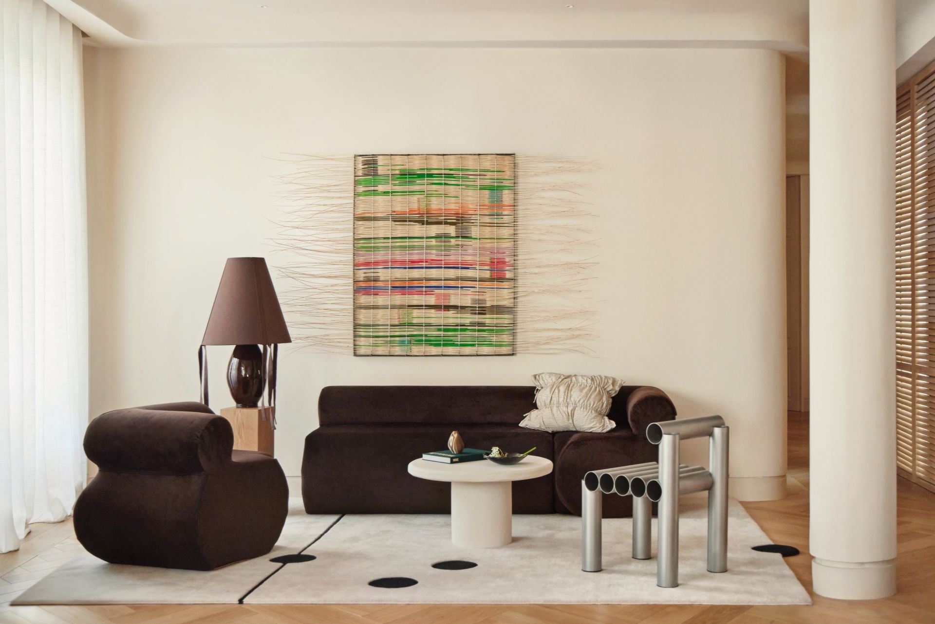 El sofá, la butaca y el cojín han sido diseñados por Sigfrido Serra. La silla es de Malva Studio y la mesa de centro de Arenaa Home. Todos los detalles de esta casa tienen una firma de autor.