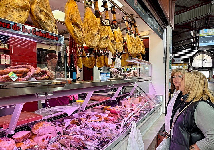 María y Luisa en la charcutería de Paco en el Mercado Municipal de Aladaia.