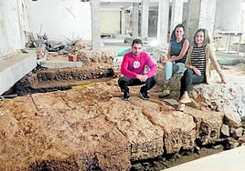 Euipo de excavación de SEMAR Arqueología con la nueva muralla romana de Valencia.