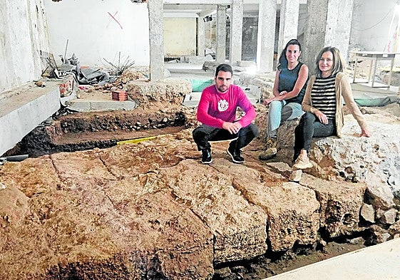 Euipo de excavación de SEMAR Arqueología con la nueva muralla romana de Valencia.