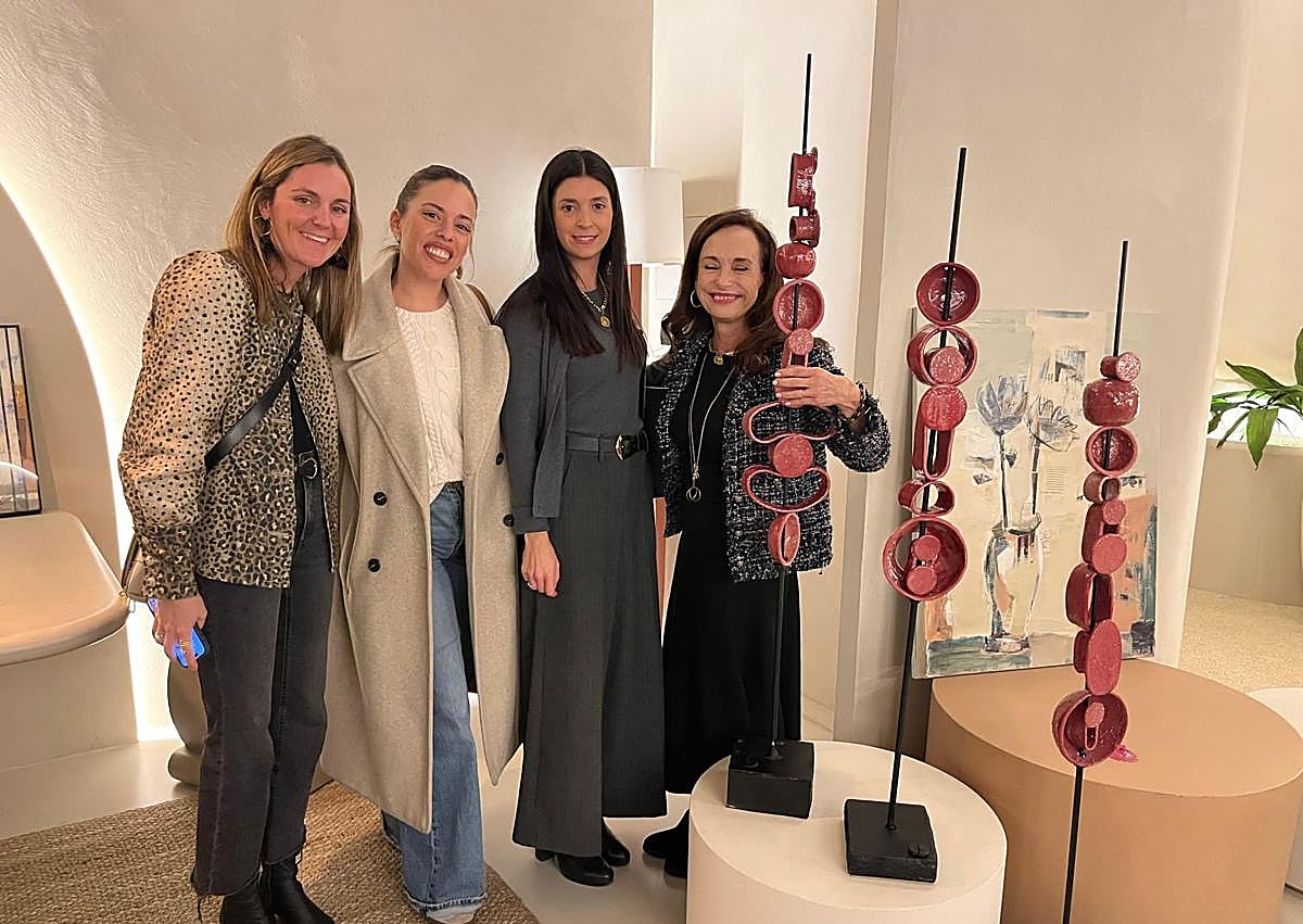 Imagen secundaria 1 - Arriba, Hripsime Avetisyan, Cristina Blanc, Clara Pay, Amparo Barrachina y Carmen de Miguel. A la izquierda, María Álvarez, Virginia Badenes, Macarena Gómez Pantoja y Cristina Blanc. A la derecha, Nanda Koninckx, Marta Gómez-Lechon y Vicente Villar Lapiedra.