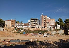 Tramo del barranco del Poyo a su paso por Picanya. Al fondo, el talud donde se hará un muro de contención.