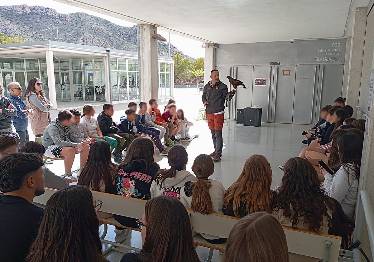 Una actividad con jóvenes y niños.