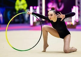 La gimnasta Vera Burriel durante un ejercicio con aro en el tapiz.