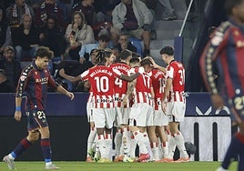 Los jugadores del Athletic, celebrando en el Ciutat.