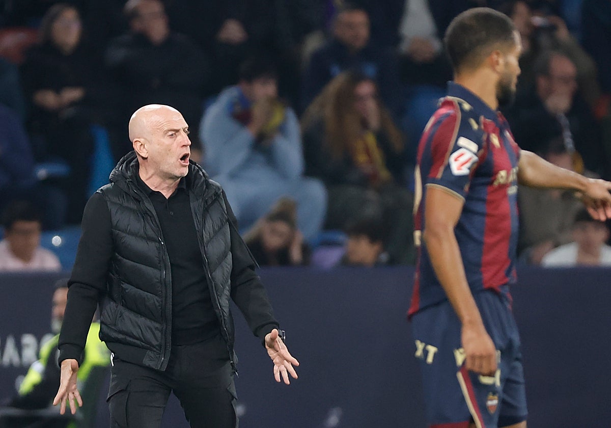 Julián Calero da indicaciones desde la banda.