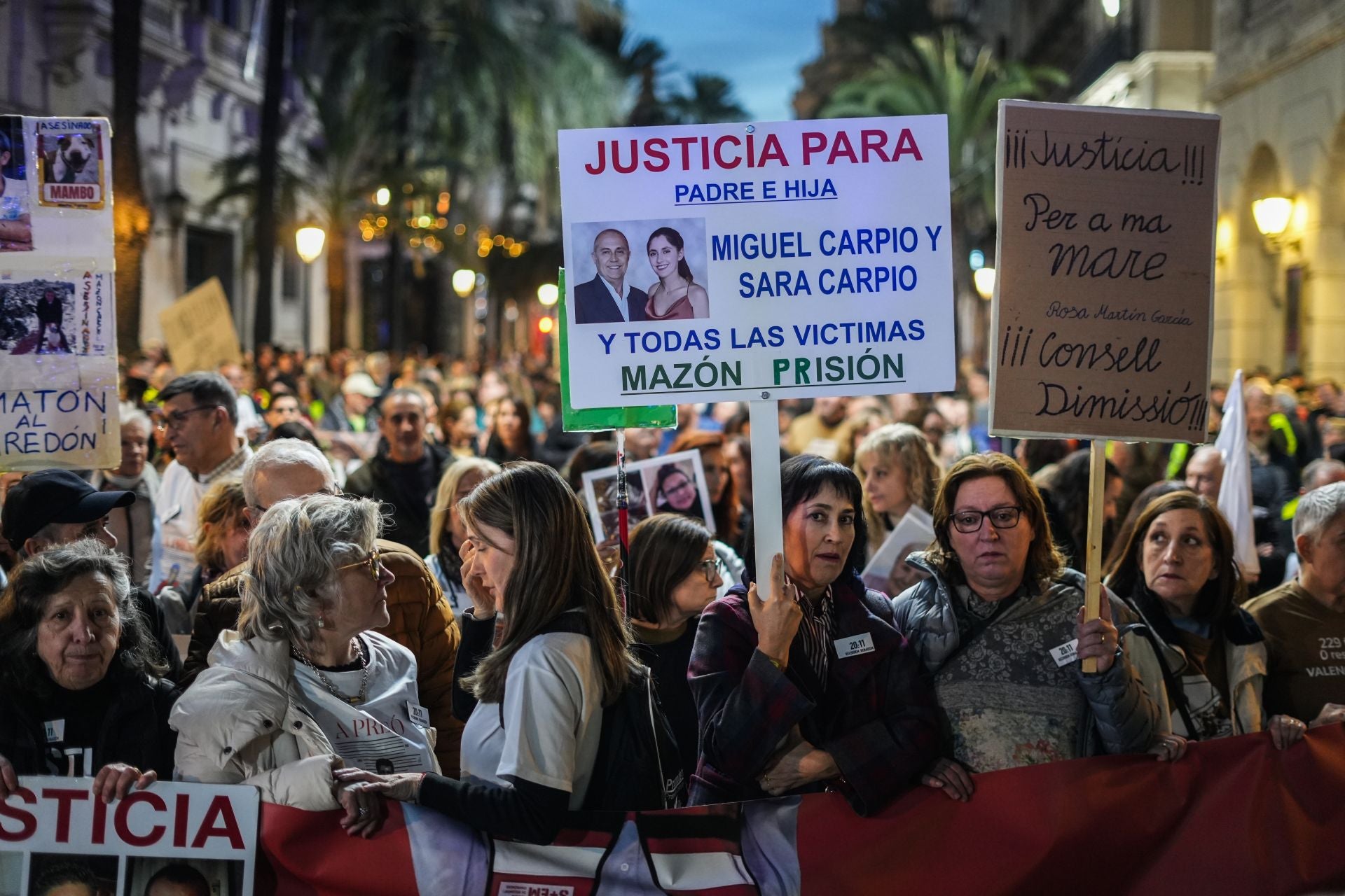 Las víctimas de la dana salen de nuevo a la calle tras la dimisión de Mazón