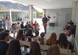 La Escuela de Caza hace una demostración educativa a niños