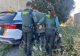 Momento de la detención del varón de 67 años como autor de robos en coches en la zona de El Saler.
