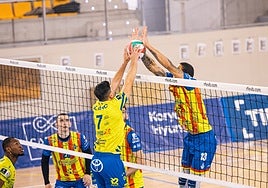 Pugna en la red para golpear el balón.