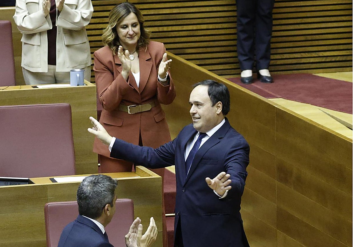 Llorca, aplaudido durante su investidura en Les Corts.