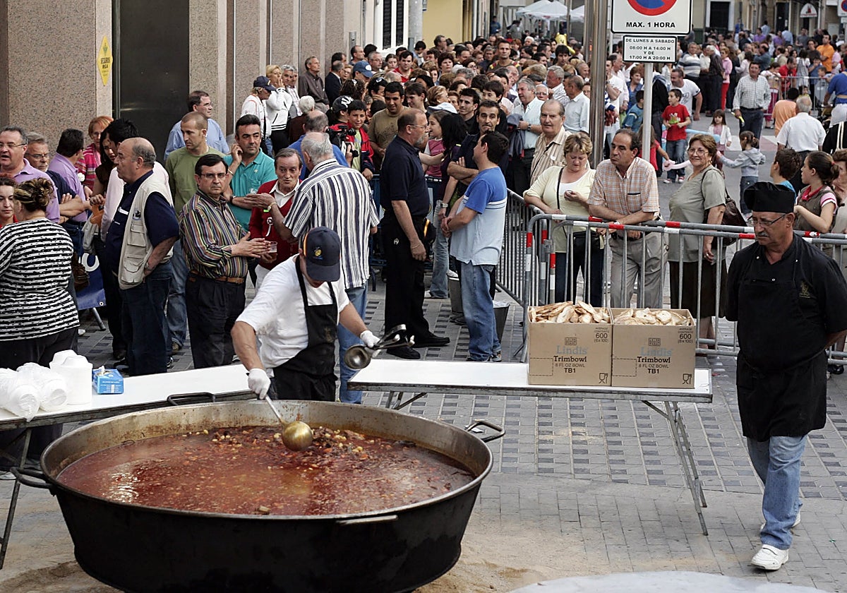 Los vecinos de Almassora esperan su ración de 'Tombet de Bou'.