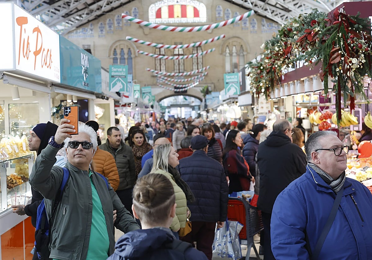 Clientes y turistas han abarrotado este sábado desde su apertura el Mercado Central de Valencia.