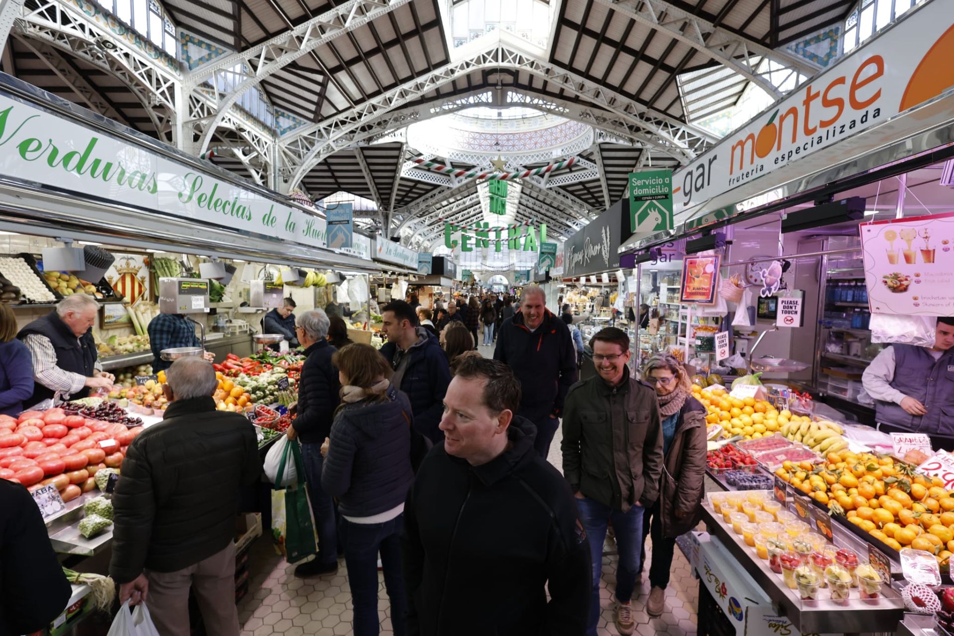 FOTOS | El Mercado Central abarrotado de clientes en vísperas de Navidad
