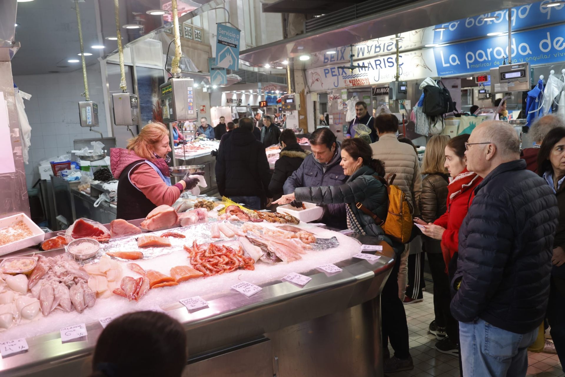 FOTOS | El Mercado Central abarrotado de clientes en vísperas de Navidad